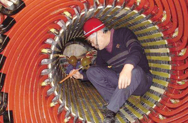 西安泰富西瑪電機吳高治、劉長安、張衛(wèi)華榮獲西安市勞動模范榮譽稱號。