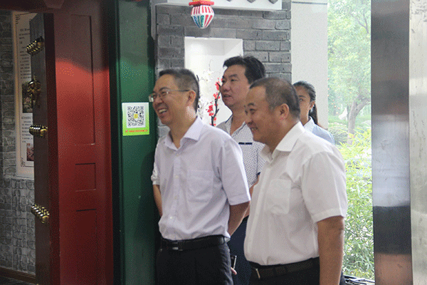 河南沁陽市委副書記薛勇帶領(lǐng)沁陽企業(yè)考察團來西瑪電機參觀訪問。