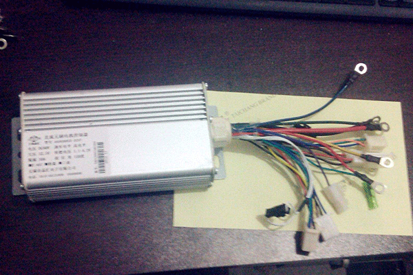 Z2直流電機(jī)控制器的安裝過程分享。